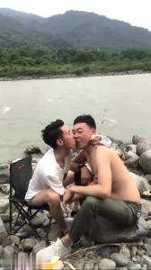 【同性】河边两位帅哥激情热吻做爱